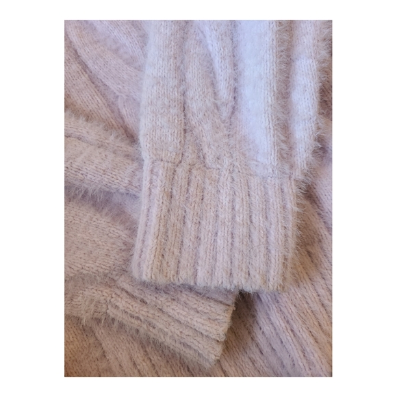 Fluffy v neck sweater - Picture 2 of 3